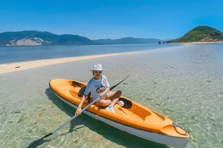 Tham gia chèo thuyền kayak xung quanh đảo Yến Nha Trang