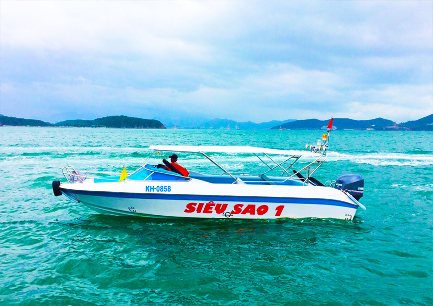 Di chuyển ra thăm đảo Yến Nha Trang bằng cano cao tốc