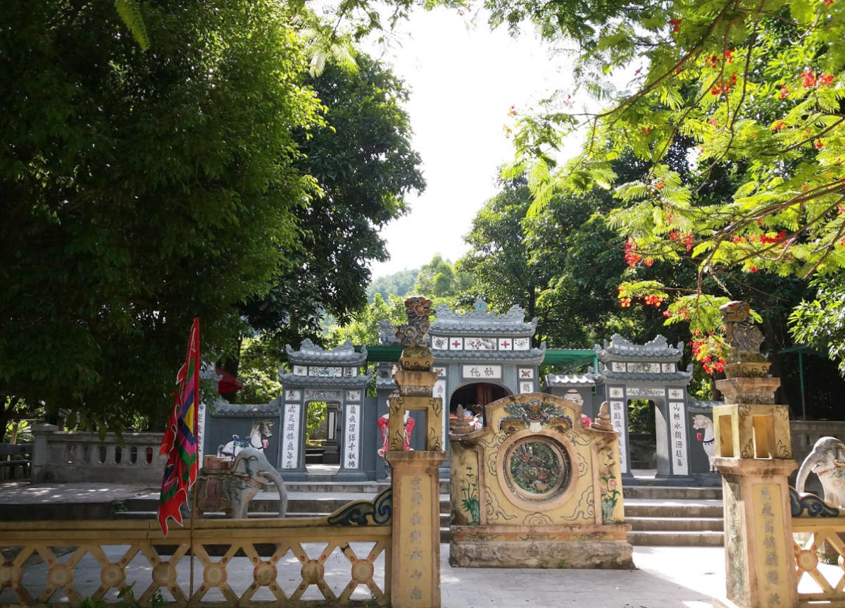 Một góc Đền thờ Thánh Mẫu Liễu Hạnh cổ kính