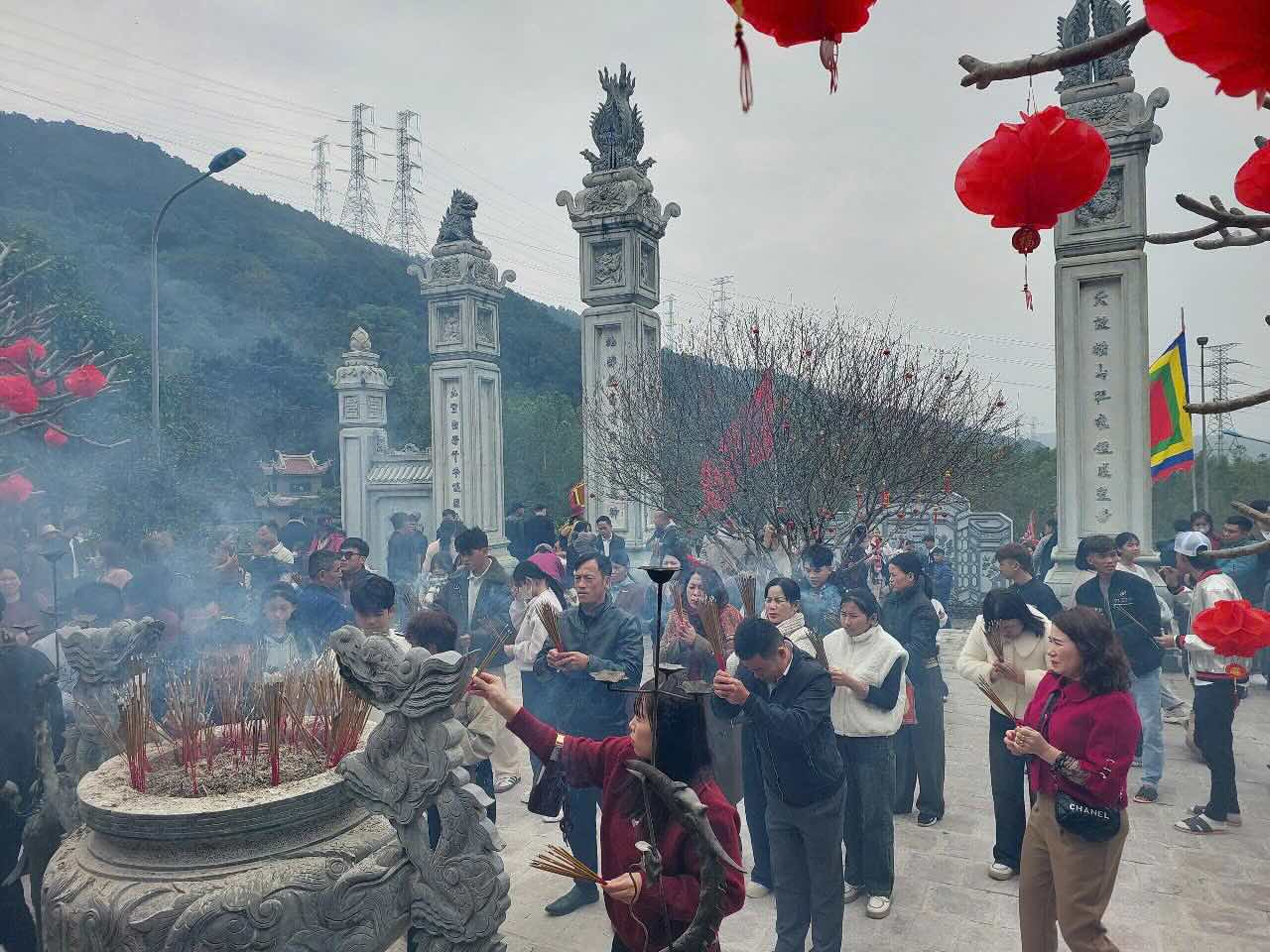 Du khách dâng hương tại Đền thờ Thánh Mẫu Liễu Hạnh