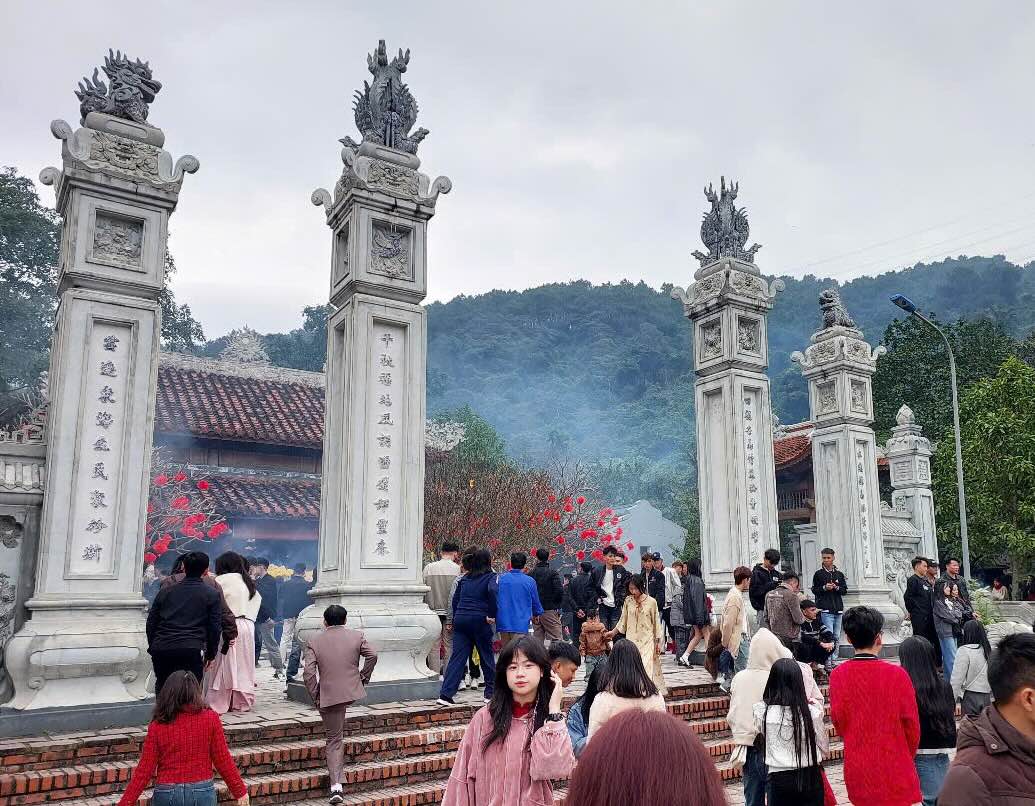 Du khách tham gia lễ hội Đền thờ Thánh Mẫu Liễu Hạnh