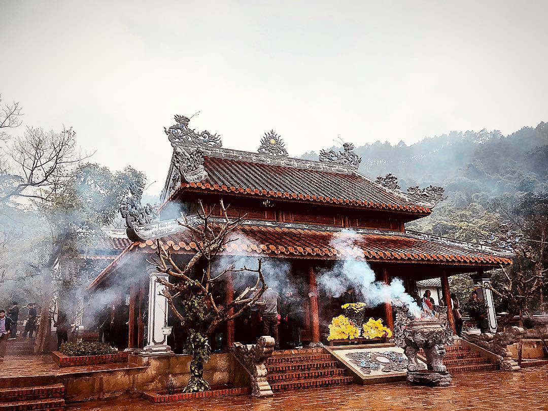 Kiến trúc cổ kính và không gian trang nghiêm bên trong đền