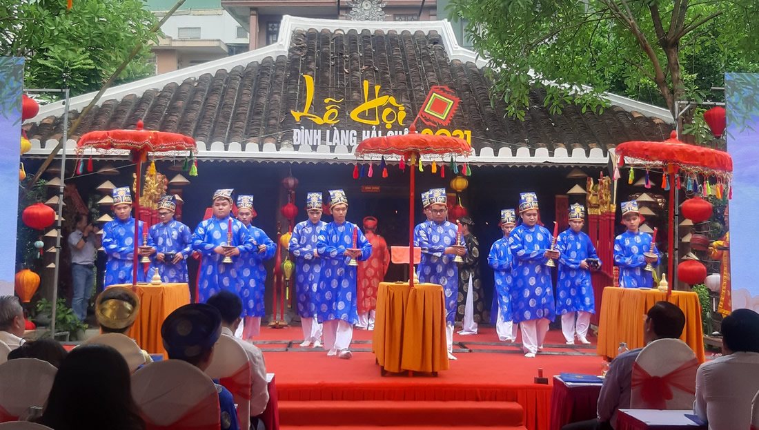 Lễ hội đình làng Hải Châu được tổ chức định kỳ vào tháng 3 Âm lịch
