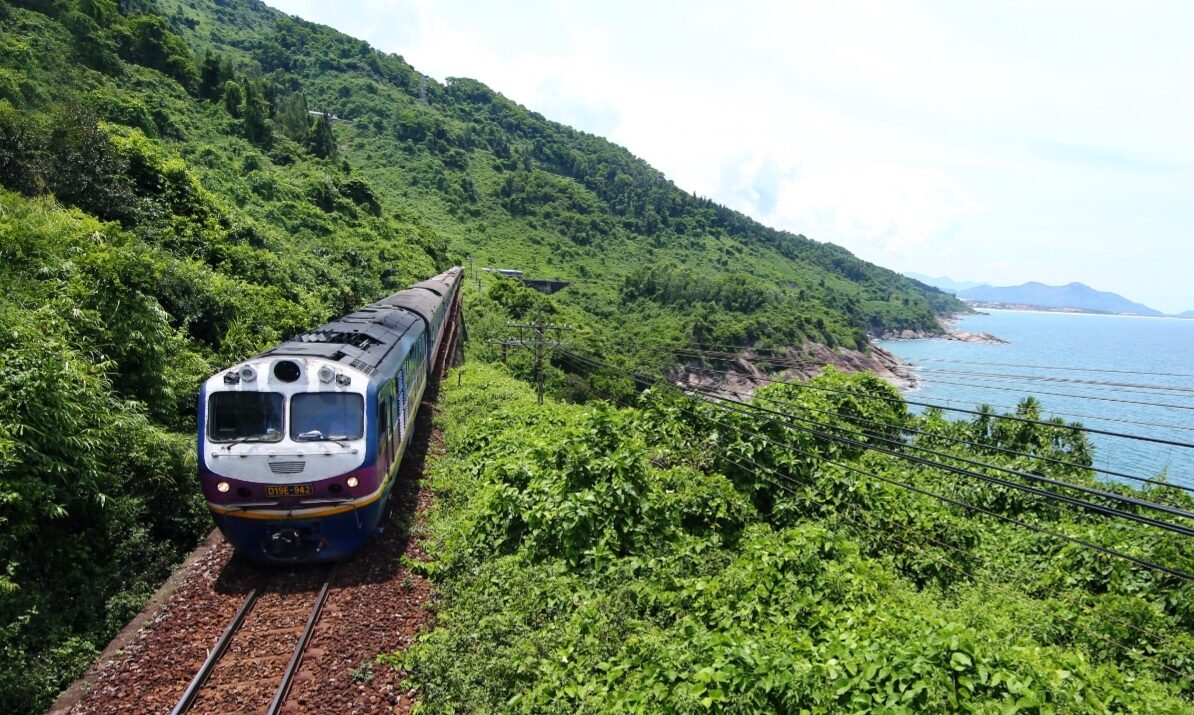 Tàu hỏa là lựa chọn thú vị để ngắm cảnh khi đi du lịch Huế