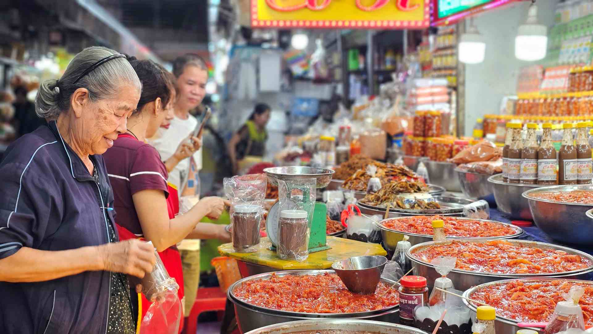 Mua sắm đặc sản tại Chợ Đông Ba