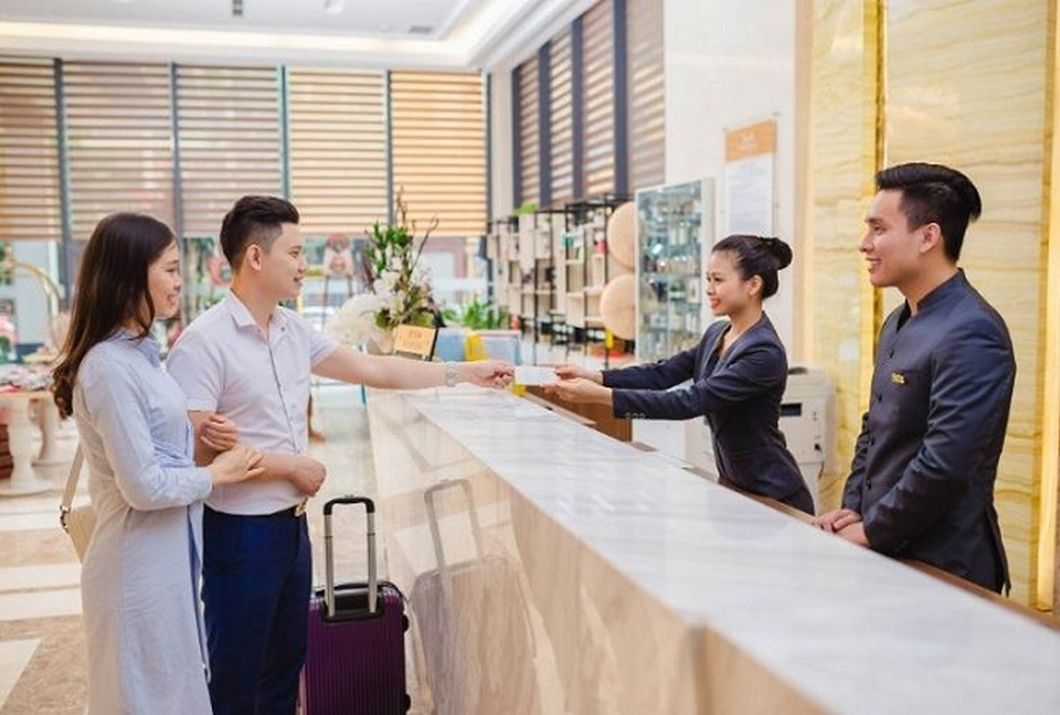 Làm thủ tục trả phòng và chia tay Phú Quốc