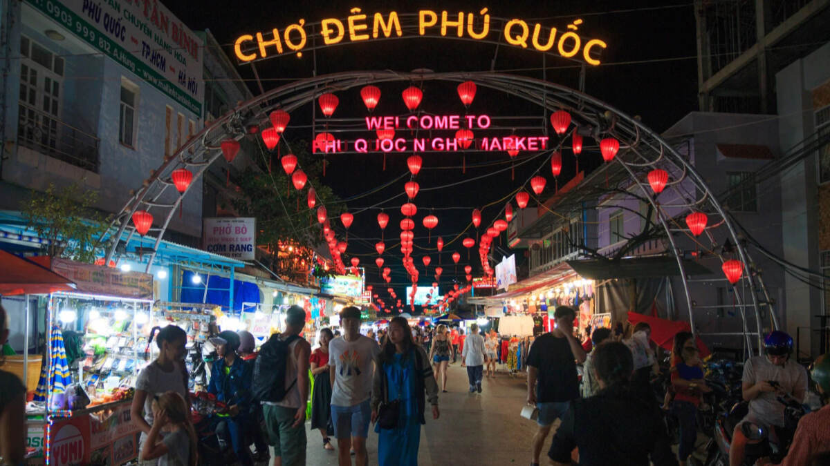 Không khí nhộn nhịp tại khu chợ đêm Dương Đông Phú Quốc