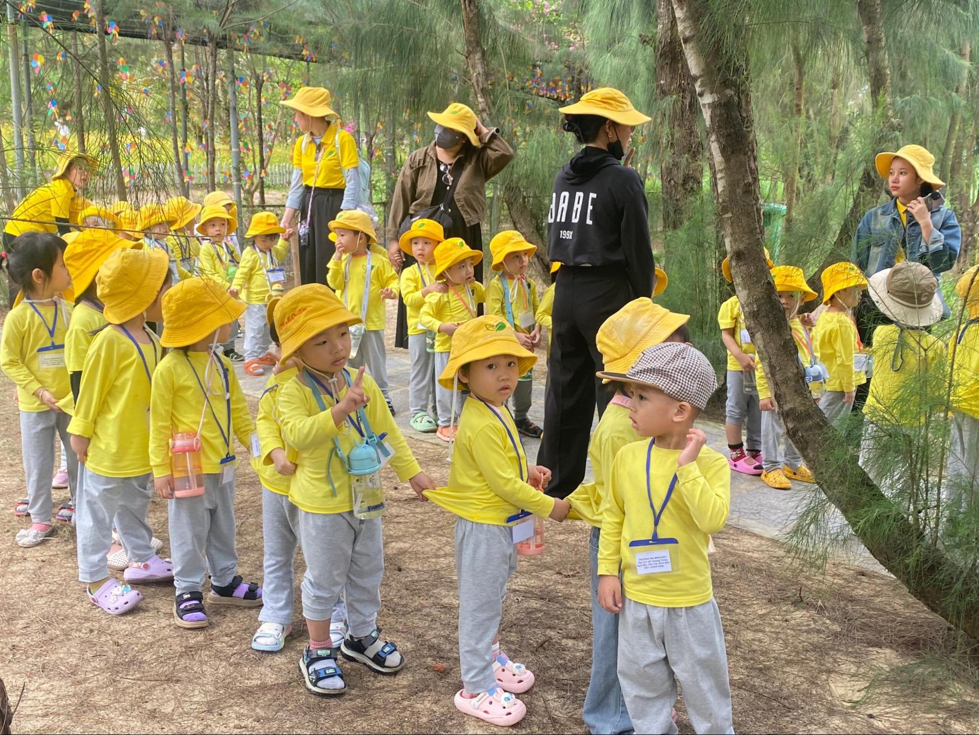 Du khách nhí chuẩn bị đầy đủ mũ nón khám phá FLC Zoo