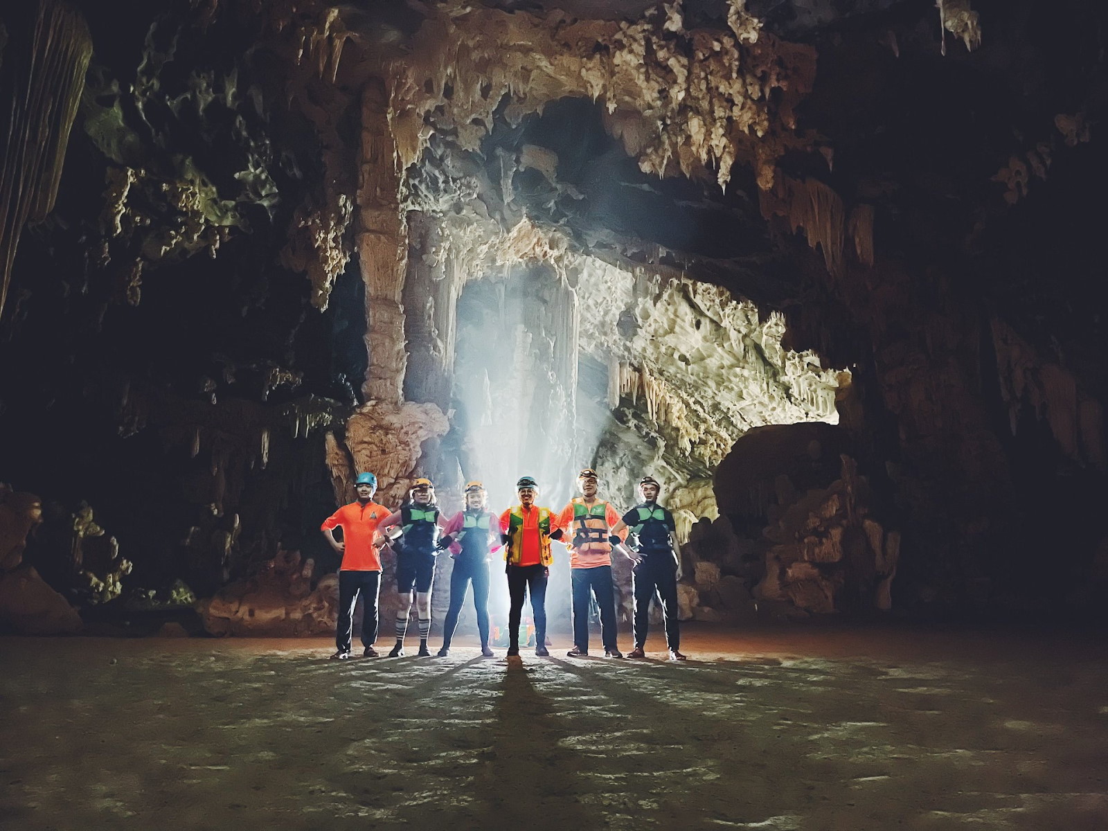 Trang bị cần thiết khi đi tour thám hiểm Hang Tiên