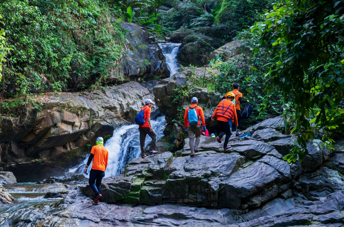Tuân thủ quy định đi theo đoàn tour Hang Tiên Quảng Bình