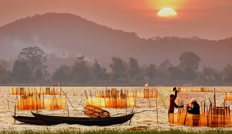 Khung cảnh tuyệt đẹp của Hồ Lắk khi chiều hoàng hôn buông xuống