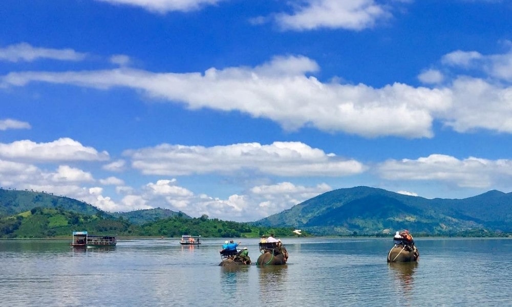 Ngắm trọn vẻ yên bình của Hồ Lắk