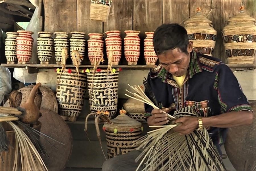Người dân giữ sợi truyền thống quý báu của dân tộc