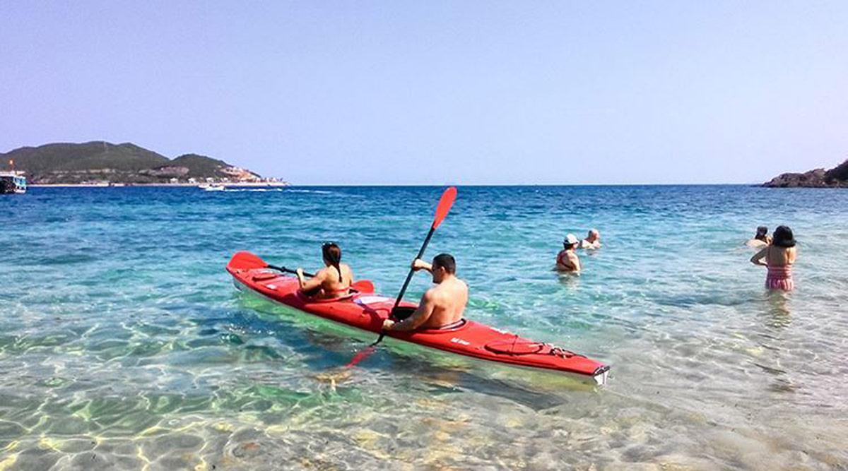 Tham gia chèo thuyền kayak trong hành trình vi vu Hòn Một