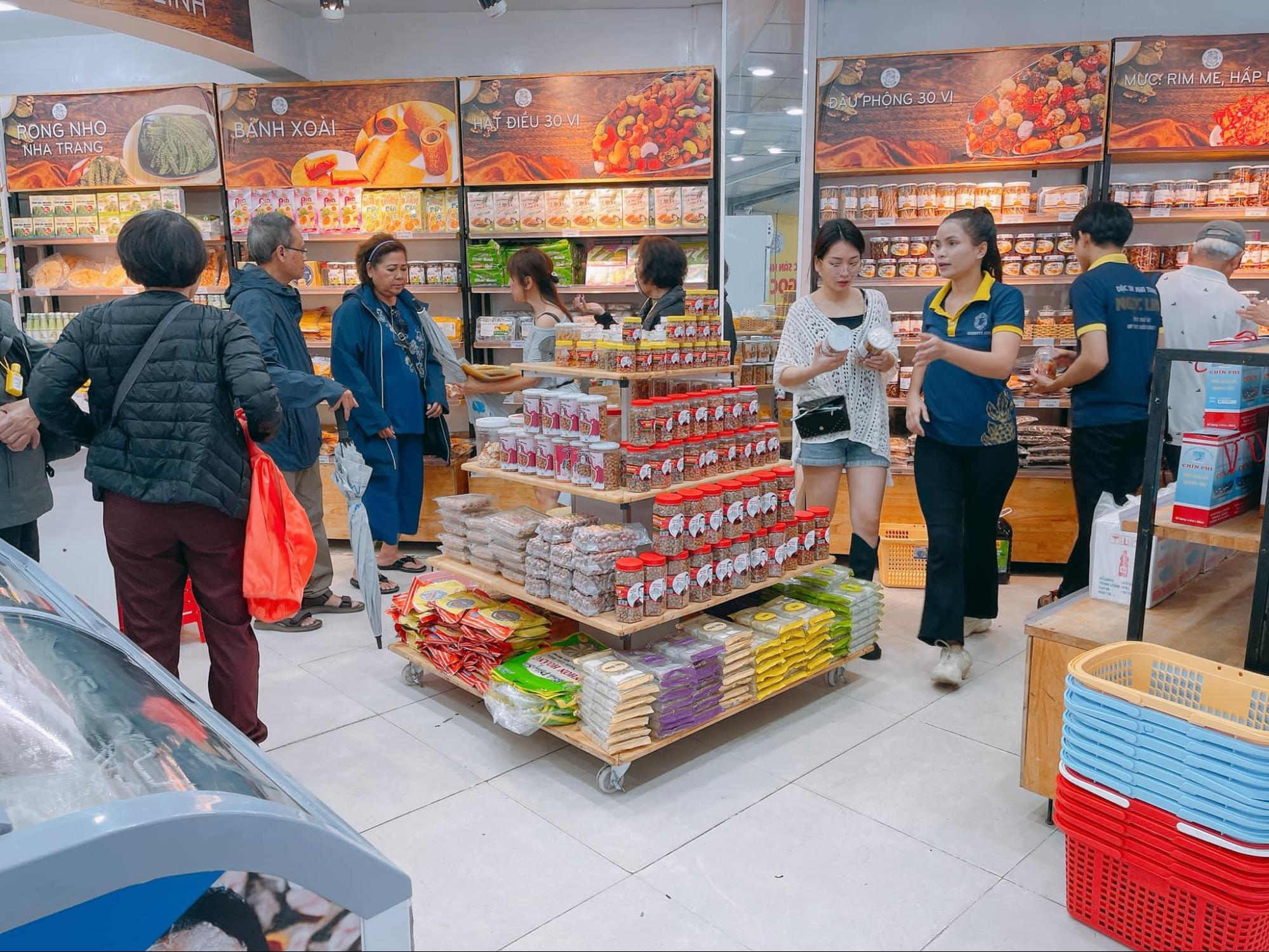 Du khách thỏa sức mua sắm đặc sản Hòn Một Nha Trang về làm quà