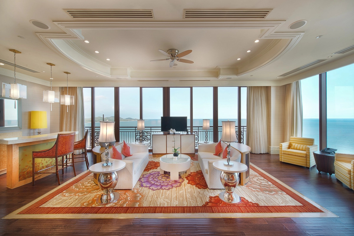Phòng khách của căn Grand Suite nhìn 180 độ là biển