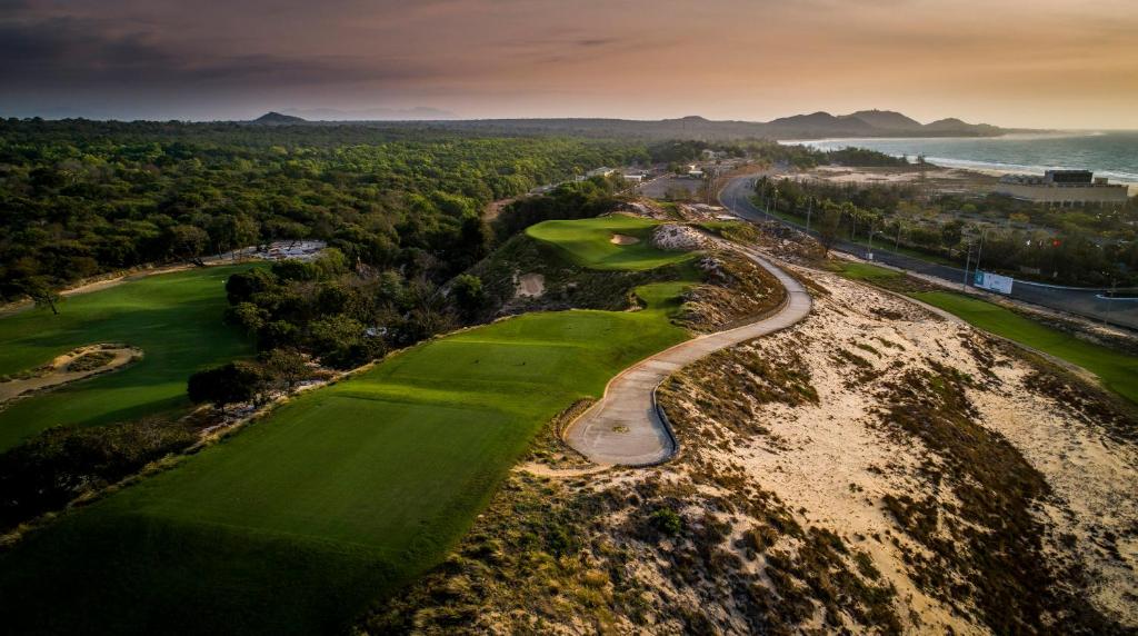 Nhìn ngắm được cả sân golf lẫn biển Đông khi ở InterContinental Grand Hồ Tràm
