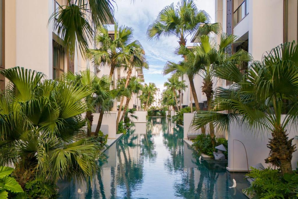 Hồ bơi trong resort