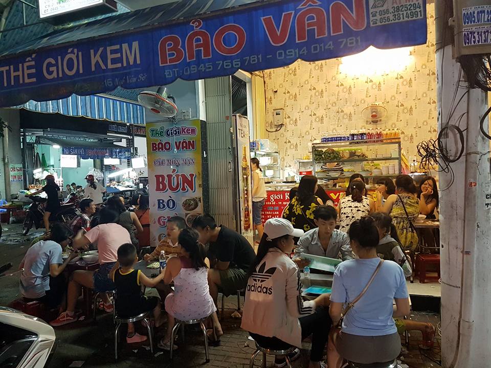 Bảo Vân tấp nập du khách thưởng thức kem bơ Quy Nhơn