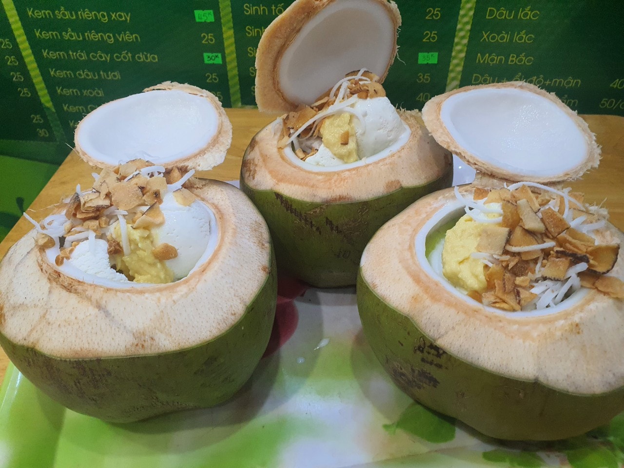 Ly dừa kem bơ Quy Nhơn đầy đặn tại Kem Bơ Ruby