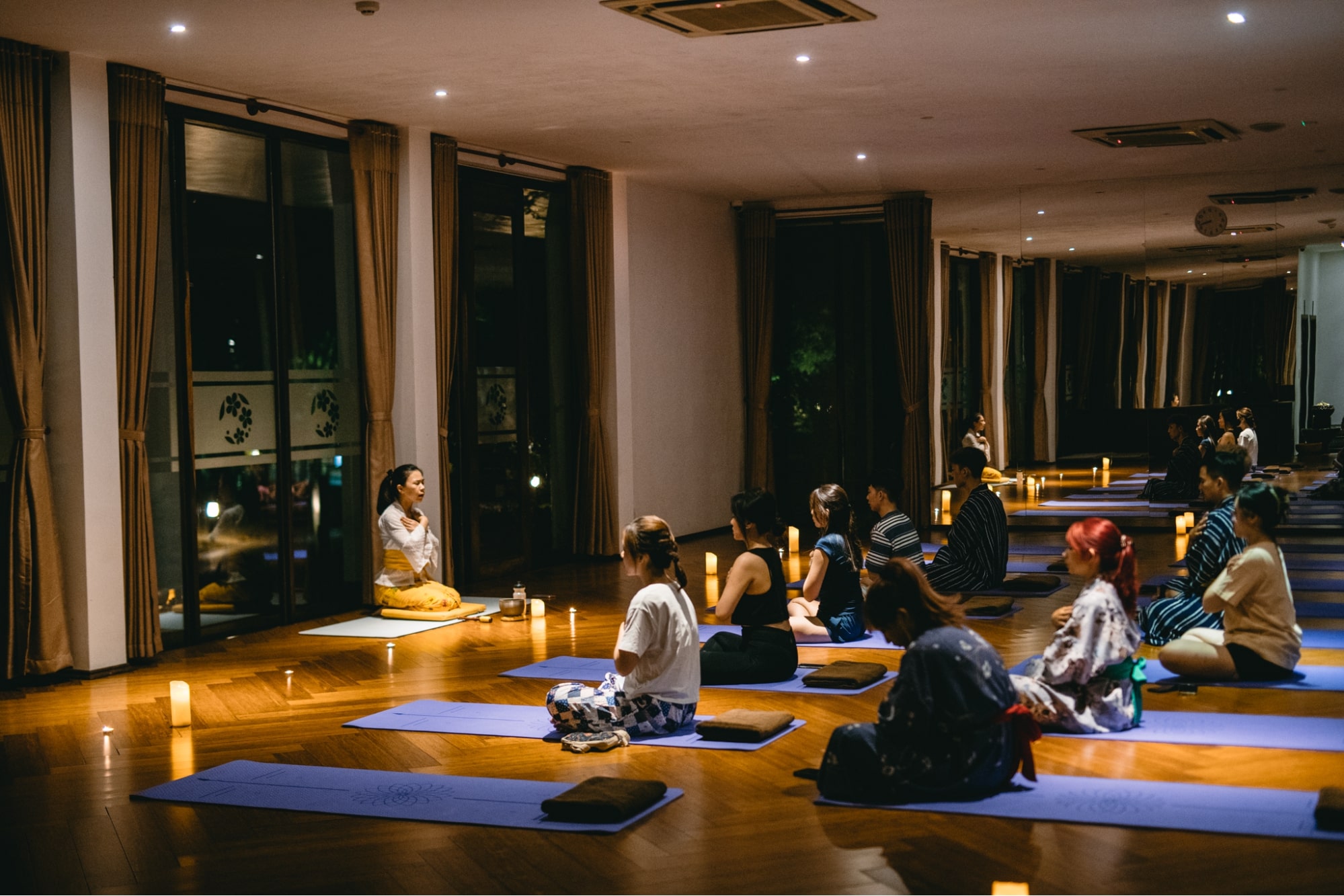 Lớp học yoga và thiền giúp thư giãn tâm trí