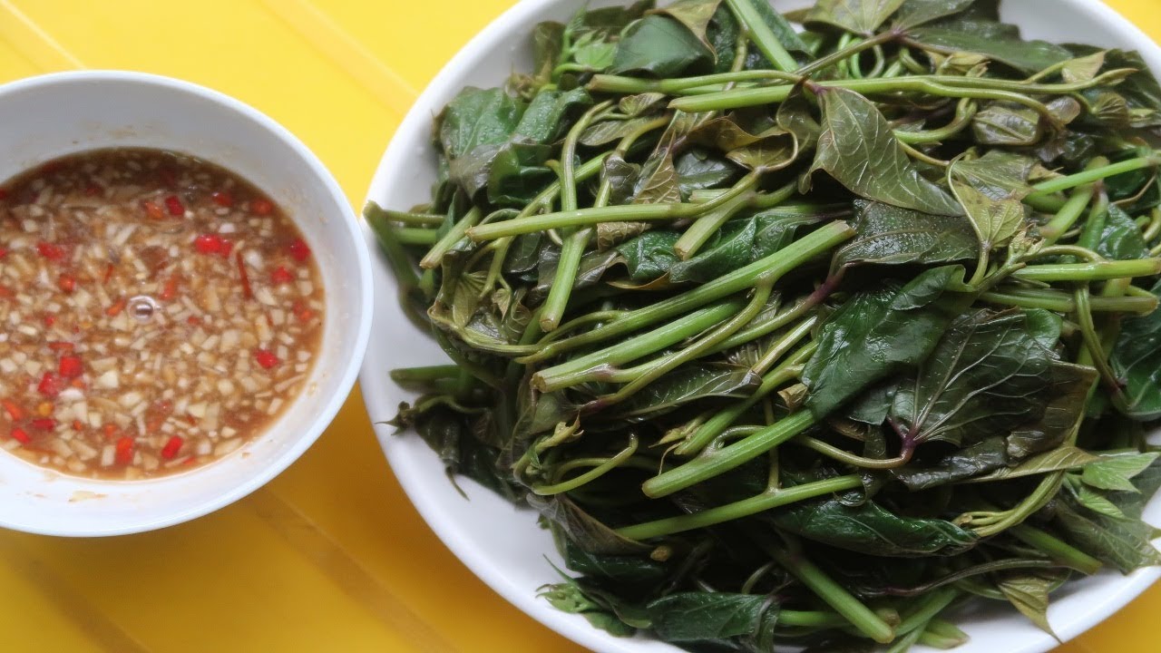 Trải nghiệm hương vị thôn quê của món rau lang luộc chấm mắm cua