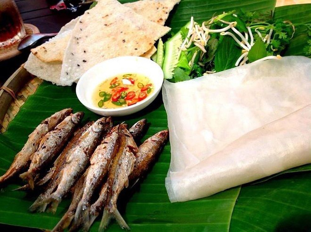 Món cá mương cuốn bánh tráng dân dã, thơm ngon