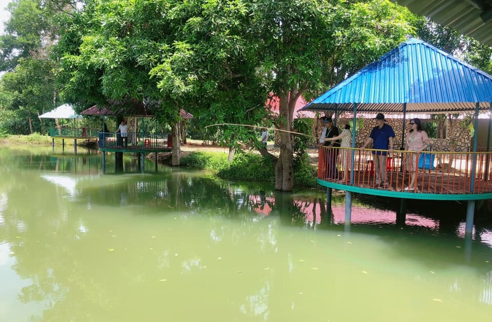 Câu cá là thú vui giải trí của nhiều du khách khi ghé Hầm Hô