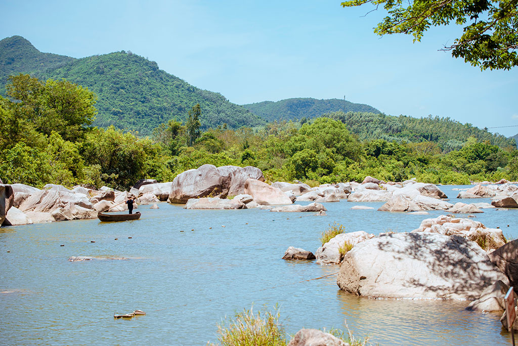 Mùa khô là thời điểm đẹp nhất để đi du lịch Hầm Hô