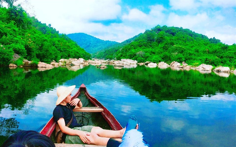 Lên thuyền ngắm vẻ đẹp thiên nhiên khu du lịch sinh thái Hầm Hô