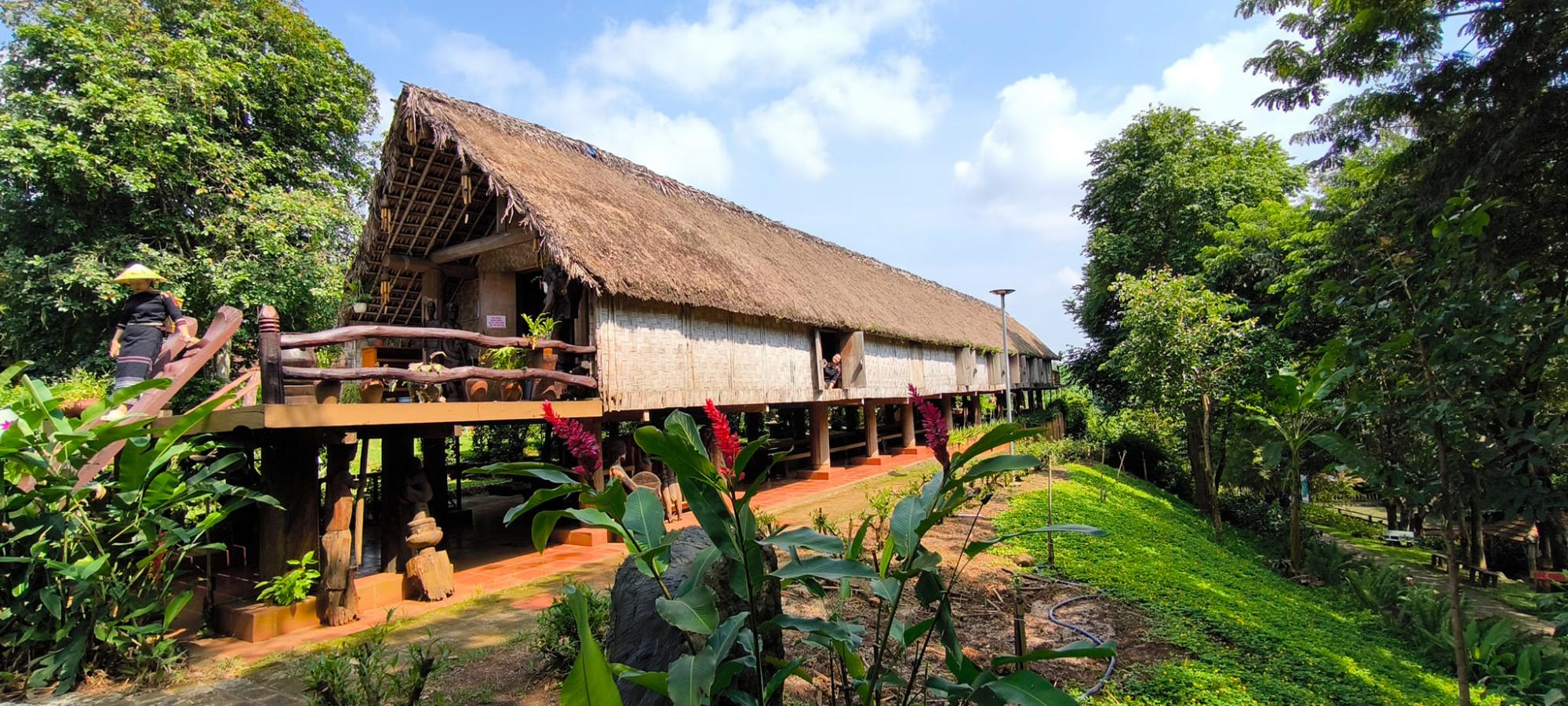 Nhà dài truyền thống Ê Đê tại khu du lịch sinh thái KoTam