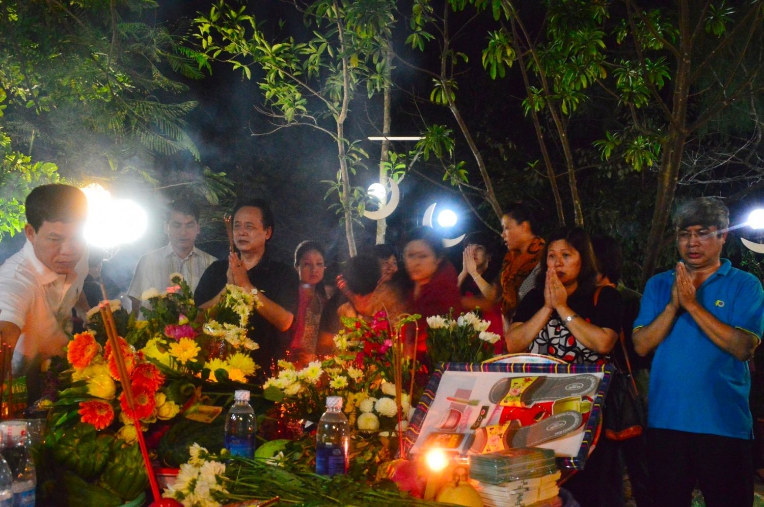 Du khách thắp hương cầu nguyện tại mộ cô Sáu vào giờ linh 22:00
