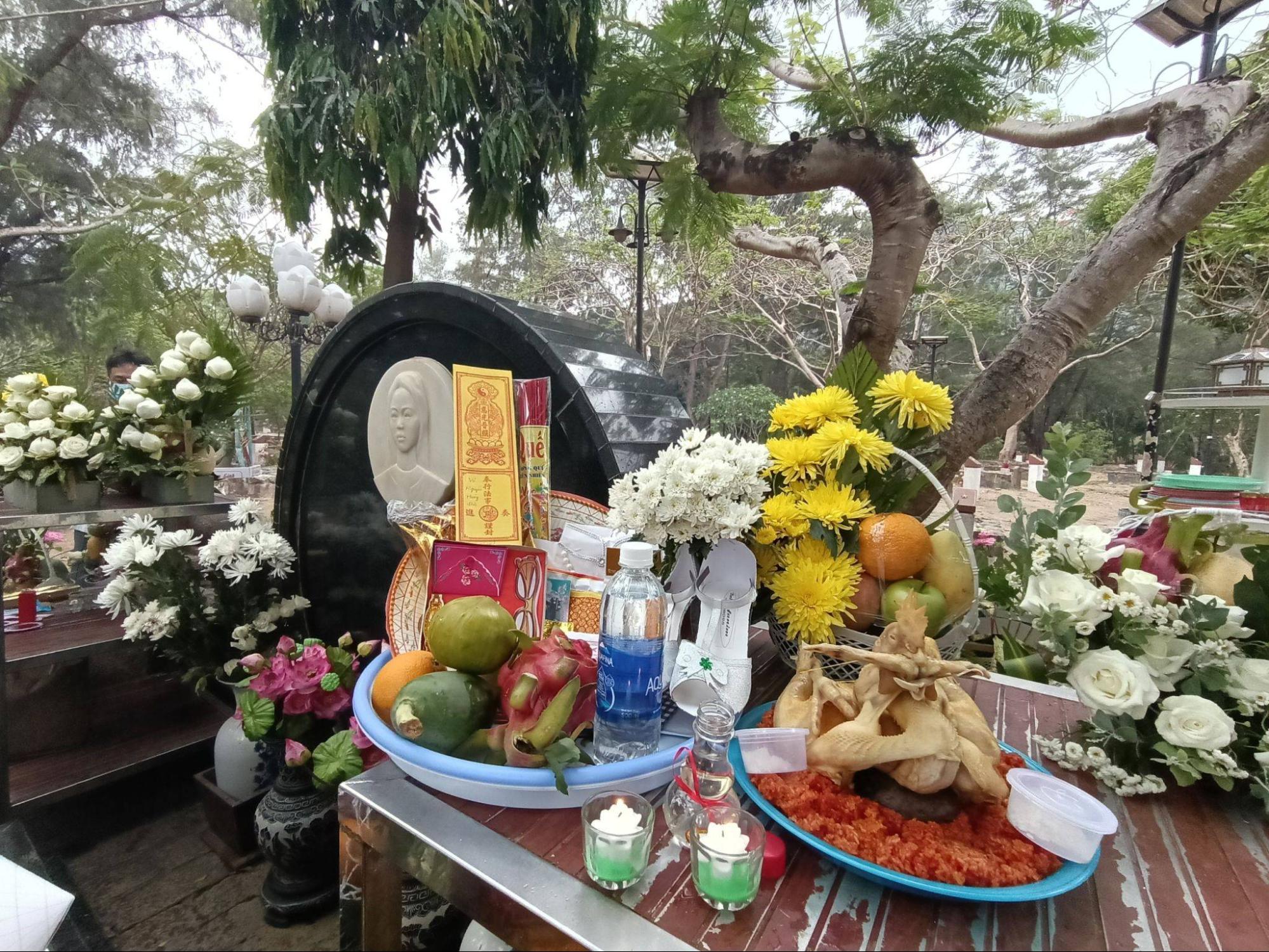 Mâm lễ đơn giản viếng mộ Võ Thị Sáu ở Côn Đảo