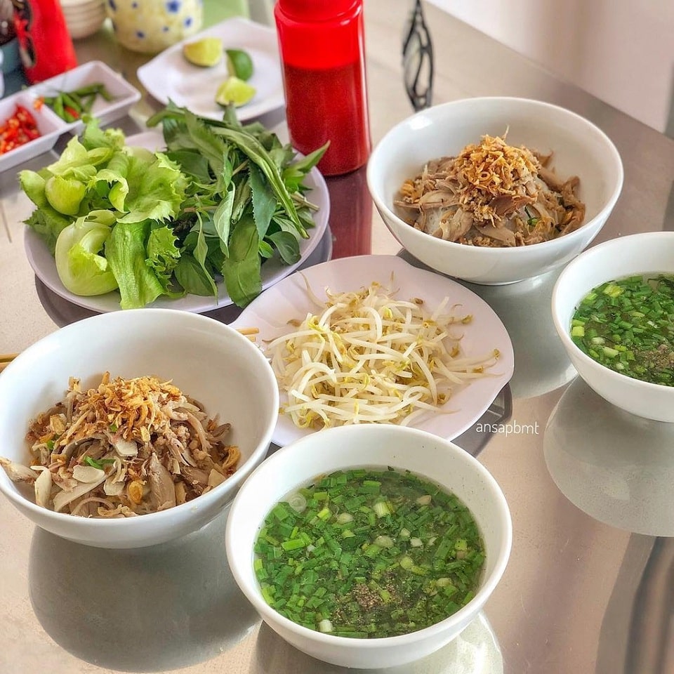 Món phở khô gà vừa dai, vừa thơm, giá lại hấp dẫn ở quán Ngọc Linh