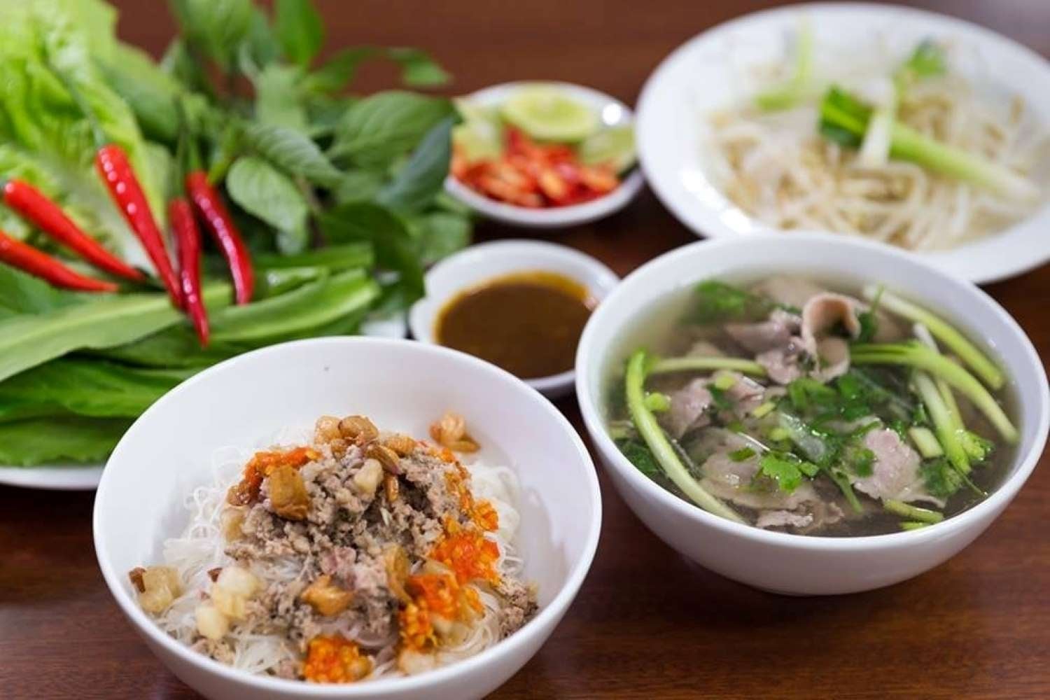 Món phở khô Gia Lai với đa dạng topping siêu ngon