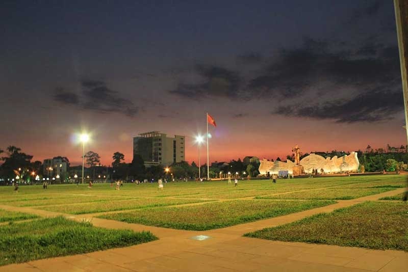 Không gian xanh với những thảm cỏ ở quảng trường