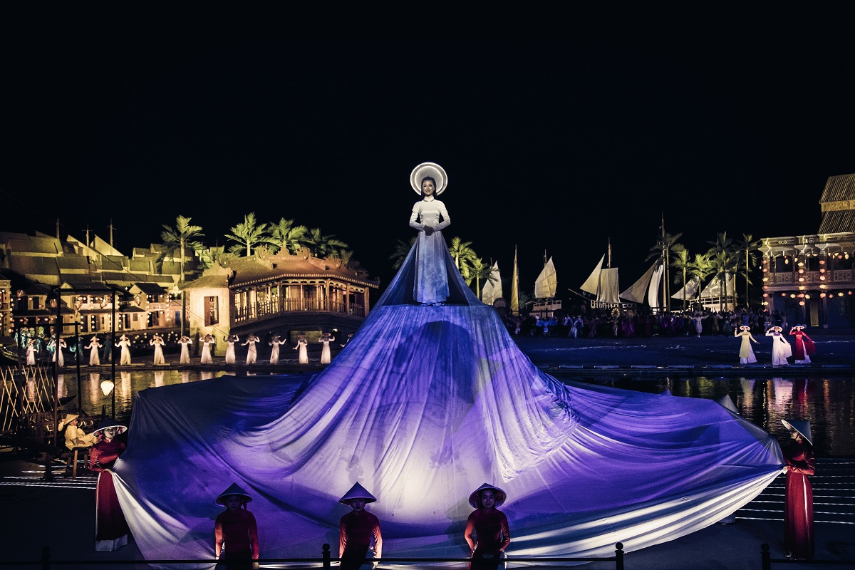 Vẻ đẹp áo dài Việt Nam trong show