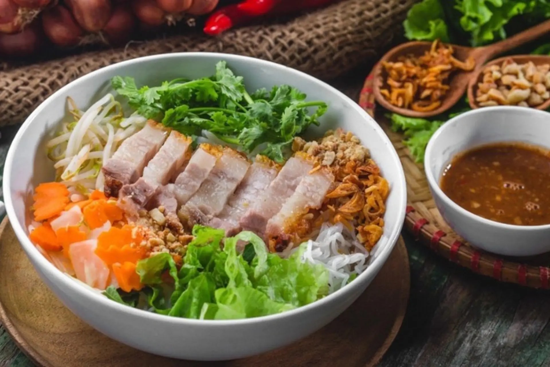 Bún mắm heo quay đặc sản nổi tiếng ở Gia Lai