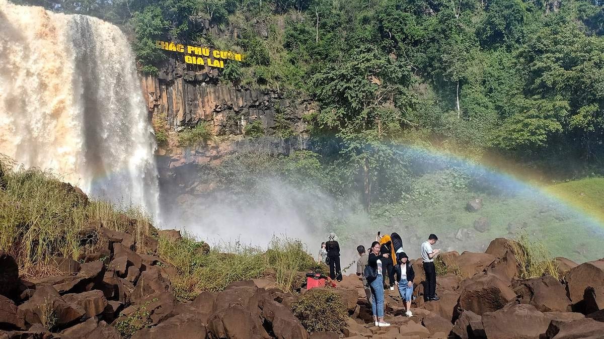 Thác Phú Cường nằm cách khoảng 44km về hướng Đông Nam