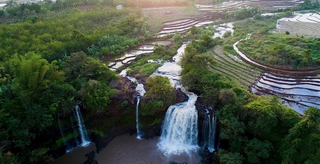 Quang cảnh thiên nhiên trù phú, hoang sơ ở thác nước