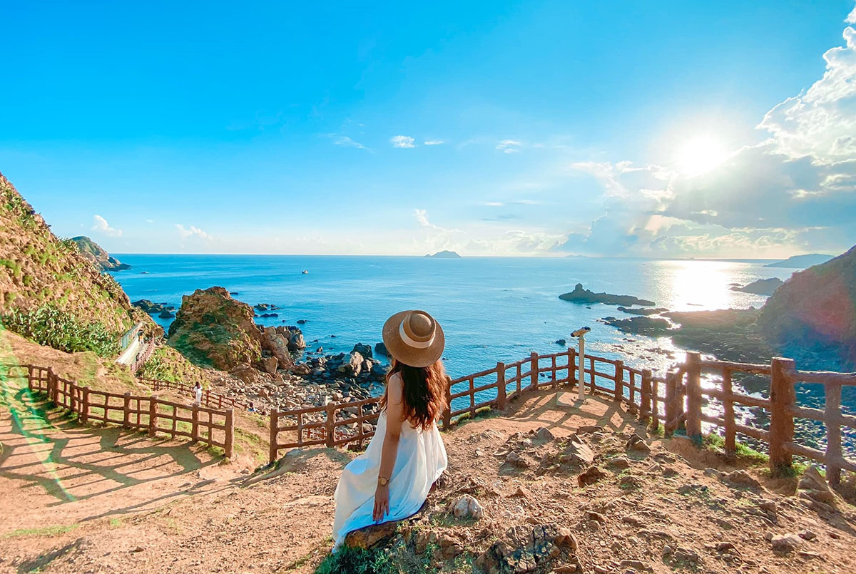Check - in Eo Gió với background đỉnh của chóp