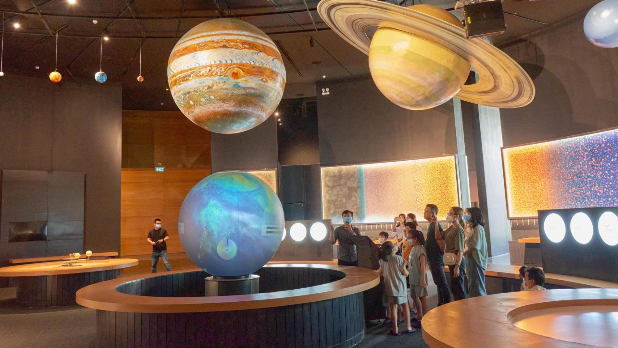 Quả cầu OmniGlobe minh họa các hành tinh trong Hệ Mặt Trời