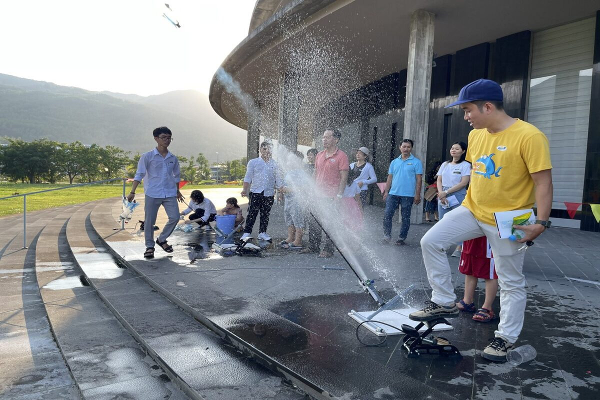 Hoạt động bắn tên lửa nước thú vị ngoài trời