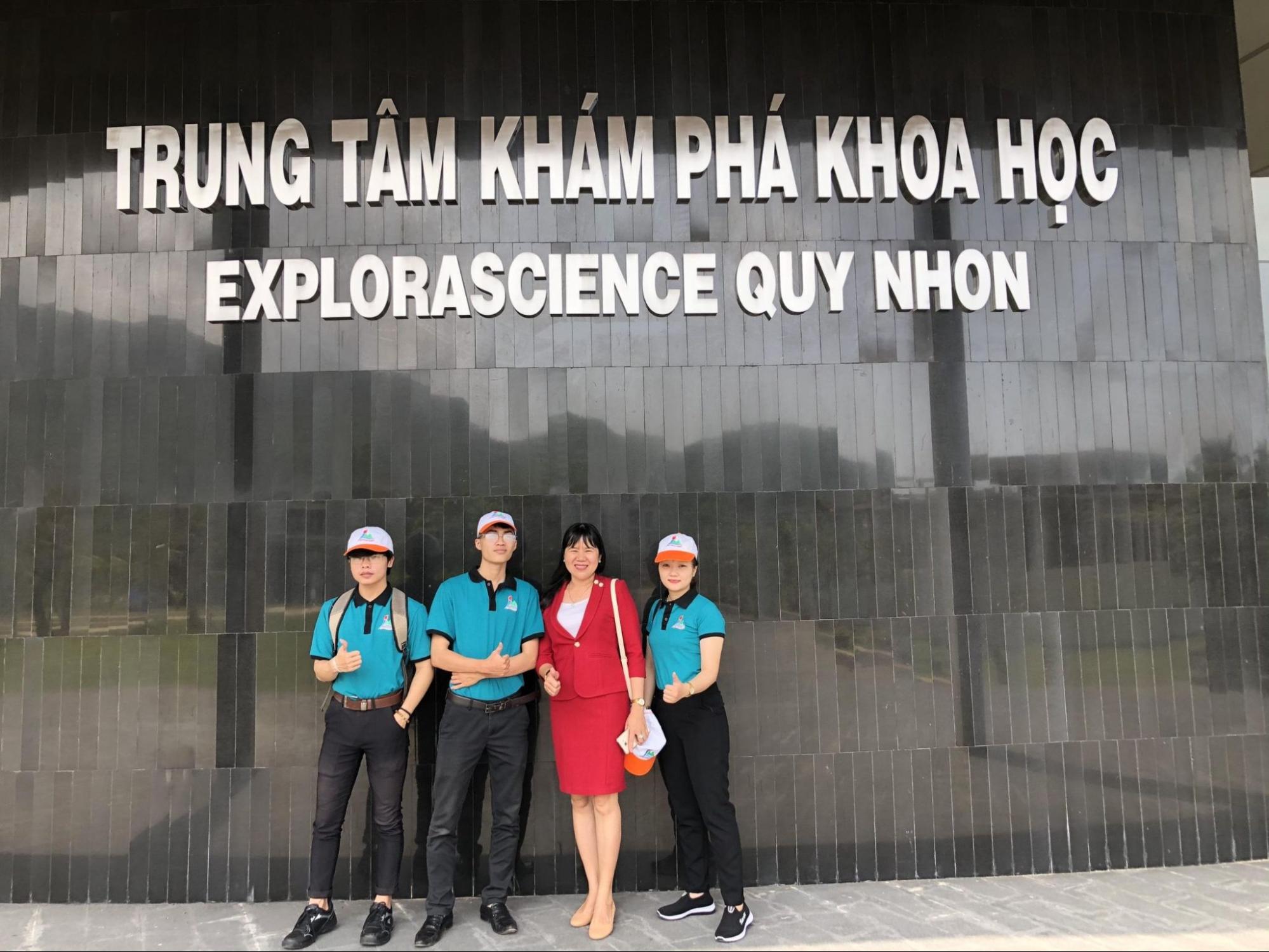 Trang phục thoải mái, lịch sự của du khách khi tới trung tâm