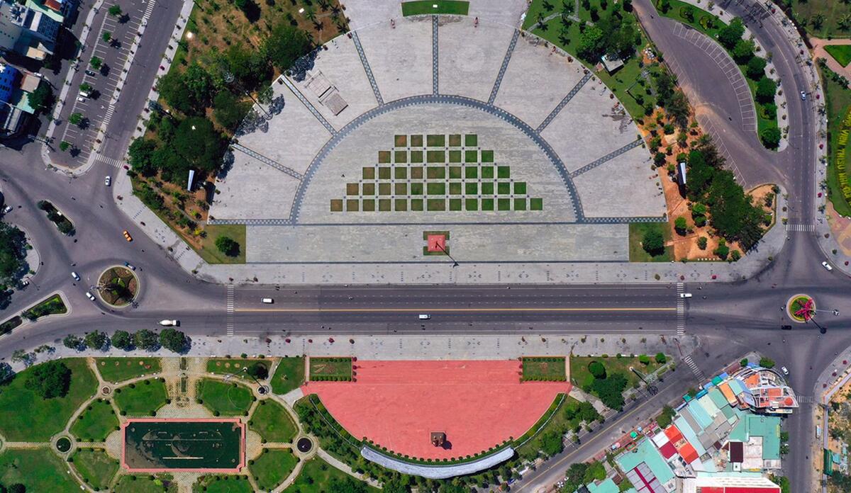 Đường vào Khu Khám phá Khoa học Quy Nhơn rộng rãi, dễ tìm