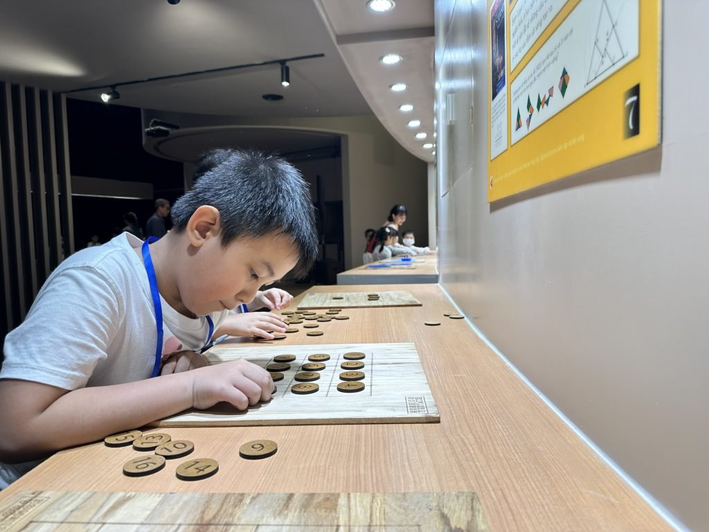 Trẻ em thích thú khám phá các trò chơi khoa học