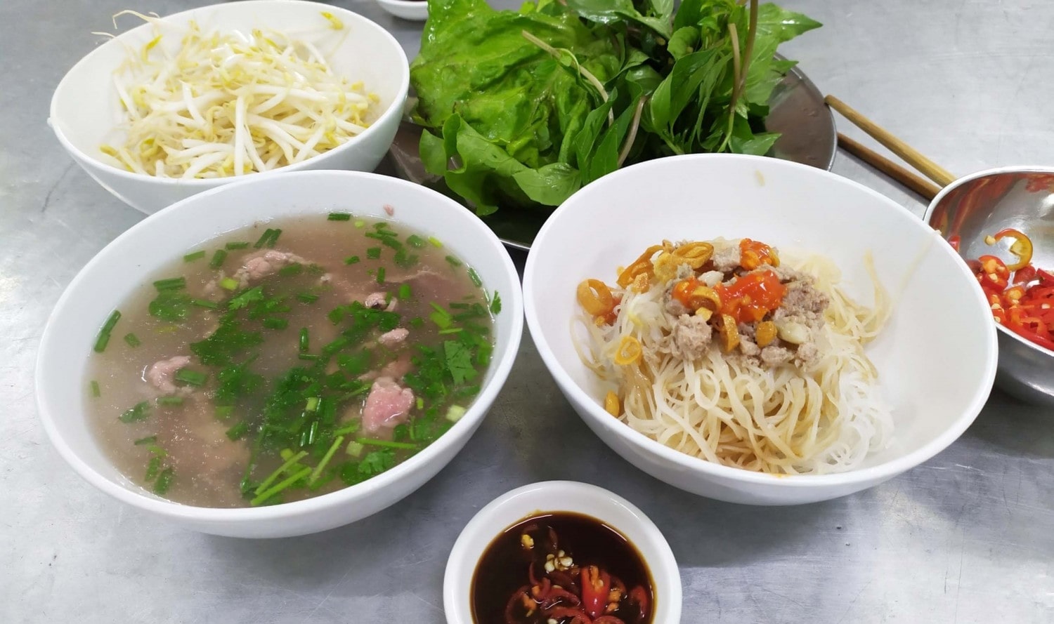 Thử món phở khô sau khi khám phá vườn quốc gia