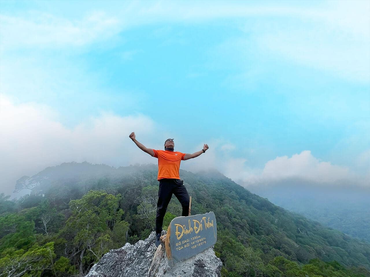 Trekking lên đỉnh núi ngắm thiên nhiên bao la