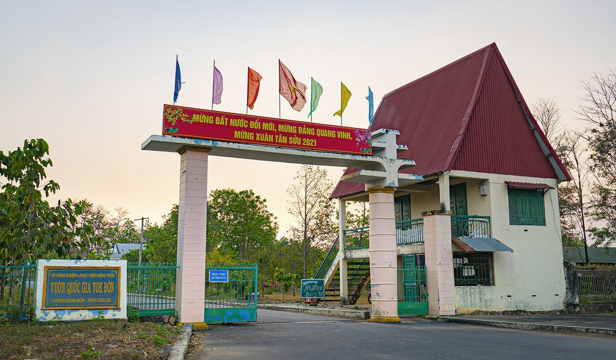 Cổng vào Vườn Quốc gia Yok Đôn chào đón du khách