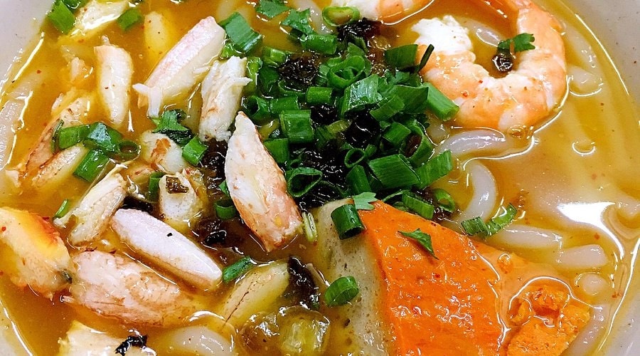 Bát bánh canh cua thơm ngon, tròn vị
